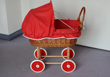 Puppenwagen aus Weide-Holz - rot mit weißen Punkten - nur innen benutzt