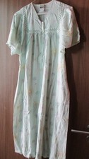 GEBRAUCHT HELLGRÜN NACHTHEMD MIT MOTIVE IN GR: 44/46