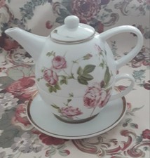 Teekanne mit passender Tasse und Untertasse des Herstellers " Ihr " mit Goldrand