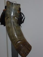 Maske aus Kuhhorn geschnitzt