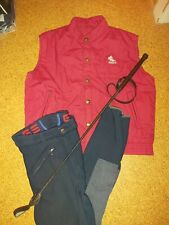 Kinderreitset mit Aigle Weste bordeaux, GS Reithose dunkelblau und Springgerte