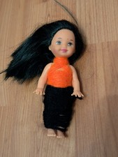 kleine Barbie Schwester – Puppe mit schwarzen Haaren (90er)