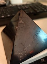 Schungit-Pyramide
