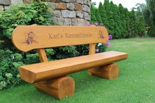 Holzbank mit Gravur. Bank für