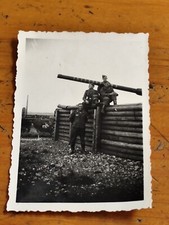 Foto Soldaten vor Kanonenrohr