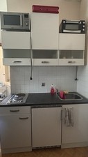 Single Küche mit Kühlschrank