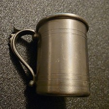 Kleiner Zinnbecher mit Stempel