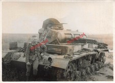 Deutscher Soldat am russischen Panzer KW-1 Dubno Ukraine Ostfront
