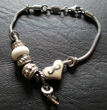 Elegantes Fossil  Armband, Silberfarben mit 6 Charmelementen