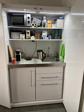 Hochwertige Büroküche aus Stahl inkl. Kühlschrank und Geschirrspülmaschine