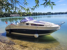 Motorboot mit geräümiger