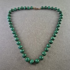 Elegante Malachit Damen Kette – Klassisches Perlen Design