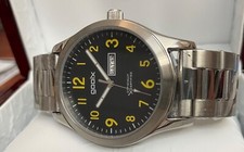 GOOIX Fliegeruhr Herrenuhr XXL 48mm Tag-Datum gelbe Zahlen Massiv Edelstahl 5BAR