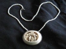 Perlen - Halskette mit Elfenbein - Anhänger