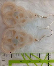 Ein Paar Ohrringe Handmade