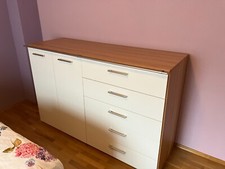 Geräumige Kommode mit Rehling