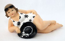 mollige Strandnixe ca. 20 x 10 x 10 cm Frau am Strand liegend ws