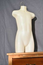 Formschöne Schaufensterpuppe Mannequin Torso Junge mit Aufhängung Ladendeko