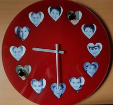 Schöne Wanduhr in Rot mit selbst zu gestaltenden Bilder in Herzform,  ca. 35cm