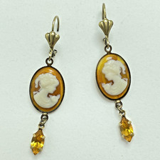 Aus dem Strass-Palast, Gemmen-Ohrringe mit Bernstein-Kamee u. Gold-Topas