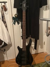 Schwarzer Linkshänder E-Bass