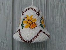 Glocke, Dänische Perlenstickerei, Stenboden, Narzissen Höhe 6,5 cm, Breite 8,5 c