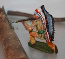 Indianer mit Gewehr schießend, Lineol