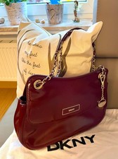 DKNY Damen Umhängetasche, weinrot, Lack