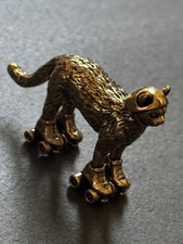 Messing Katze auf Rollschuhen