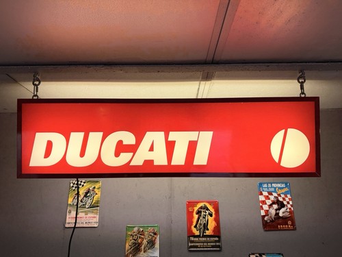 Ducati werbeschild beleuchtet