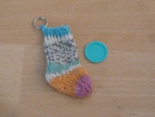 Handgestrickter Schlüsselanhänger "Mini-Socke Sommerfrische" mit Einkaufs-Chip