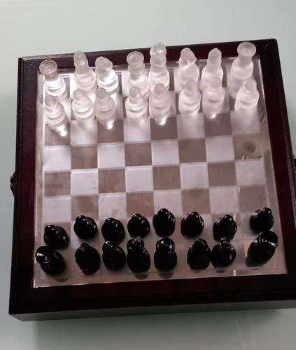 Schachspiel mit glasfiguren - schachspiel, im