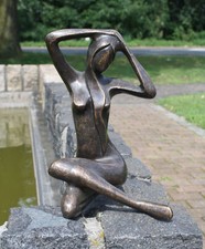 Bronzefigur kleiner sitzender