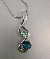 Kette mit Anhänger –grüne Emerald & Peridot-Kristalle Silberfarben...