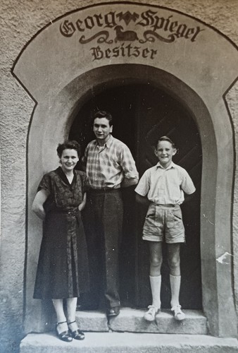 Familie steht stolz vor