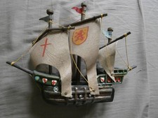 Kleines Holzschiff aus DDR