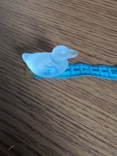 Lalique-Entenfigur aus mattiertem, hellblauem Kristall.