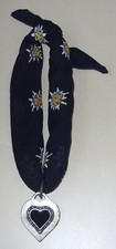 schwarzes Halstuch mit Edelweiß und Herzanhänger, Tracht, Folklore