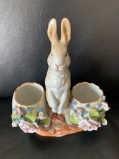 Alter Osterhase  mit Ei als