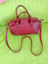 Rote Damenhandtasche