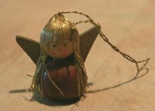 alter Engel bestehend aus Haselnuss Goldfäden und bemalten Holz zum Aufhängen