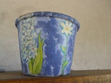 Blumenübertopf in Serviettentechnik hergestellt