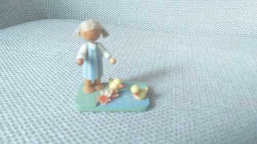 Flade figur mädchen mit enten - figur,