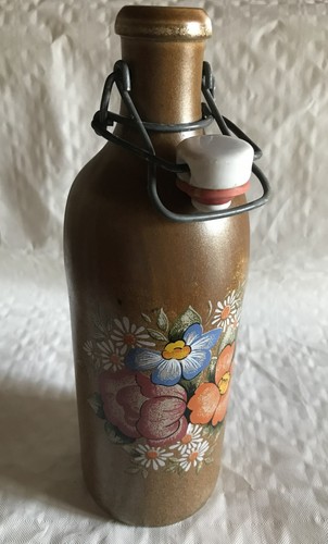 Steingutflasche mit floralem