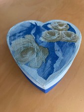 blaue Herz-Schachtel / Deckel mit Blumen-Dekor / aus Pappe / Handarbeit