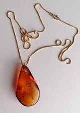  Ostseeschmuck. Bernstein  Kettenanhänger mit goldfarbener Kette, Amerika Gold