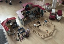 Schleich Pferdehof/Tierarztpraxis/Pferdetransporter mit Zubehör