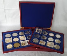 Konvolut - Münzkassette aus Holz mit 36 Gedenkmünzen aus verschiedenen Ländern