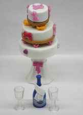 Tisch mit Hochzeitstorte für