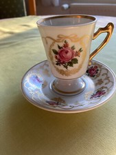 kleine Tasse mit Untertasse